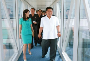 El líder norcoreano en su recorrido por el nuevo aeropuerto
