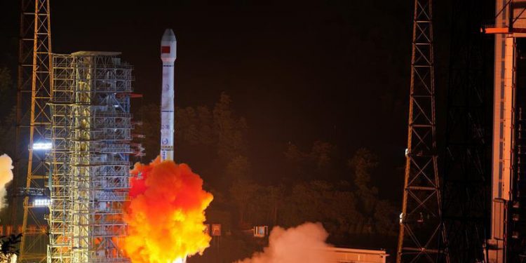 China lanza dos satélites