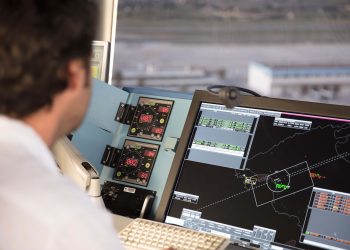 Controlador aéreo de ENAIRE en una torre de control