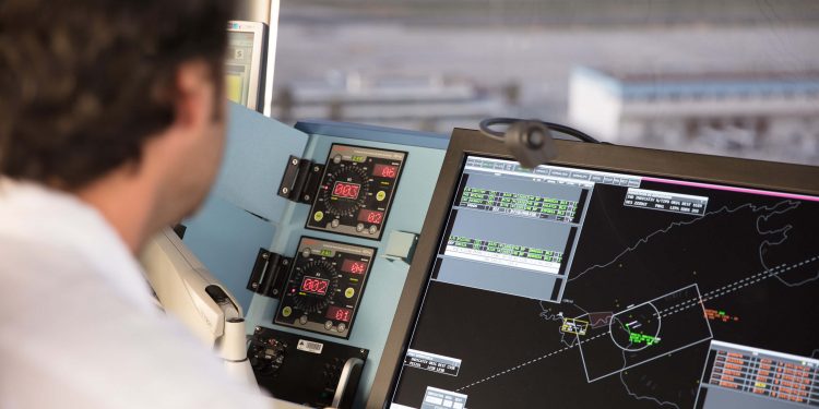 Controlador aéreo de ENAIRE en una torre de control