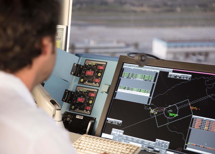 Controlador aéreo de ENAIRE en una torre de control