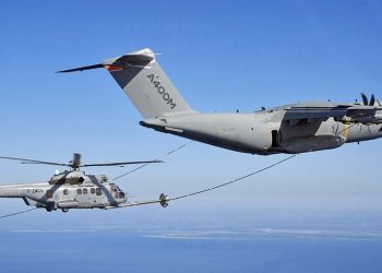 Un A400M reabastece combustible a un helicóptero