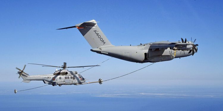 Un A400M reabastece combustible a un helicóptero