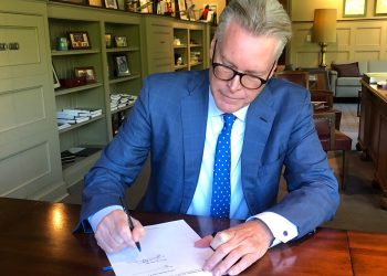 Ed bastian firma el acuerdo con Latam.