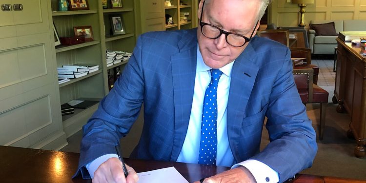 Ed bastian firma el acuerdo con Latam.