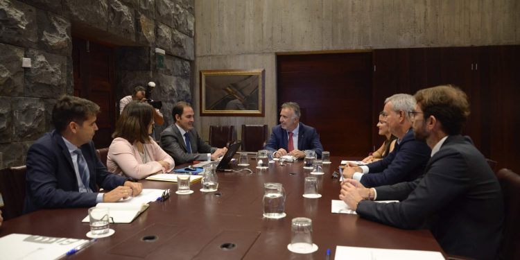 Ángel Víctor Torres, reunido con los directivos de Iberia Express y de Vueling