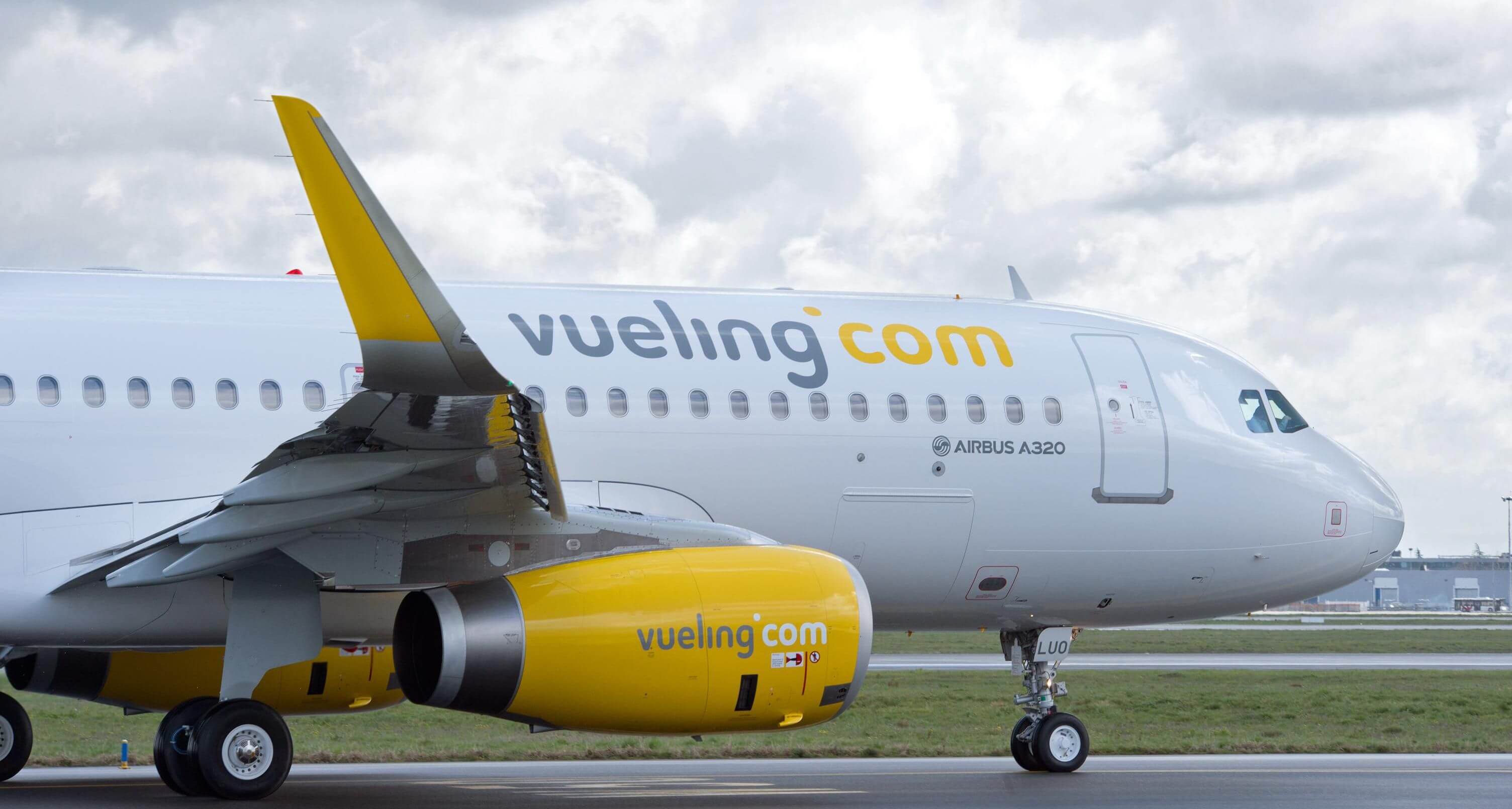 Resultado de imaxes para Vueling cancela 10 vuelos por la huelga de controladores de Italia