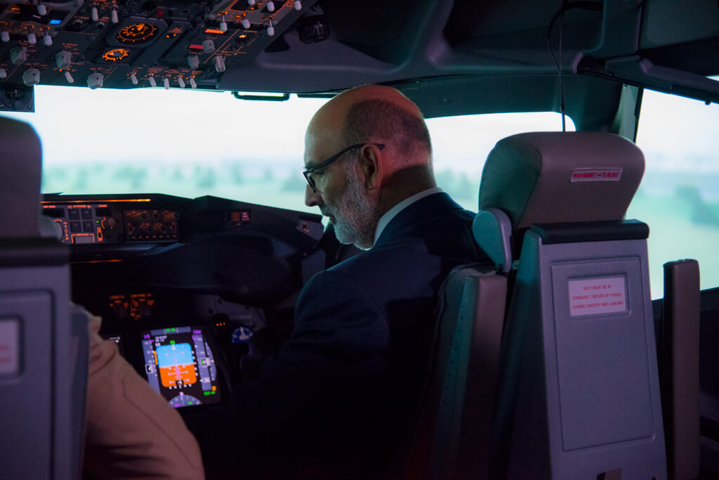 Nuevos simuladores de vuelo, entrenan a los pilotos de transporte