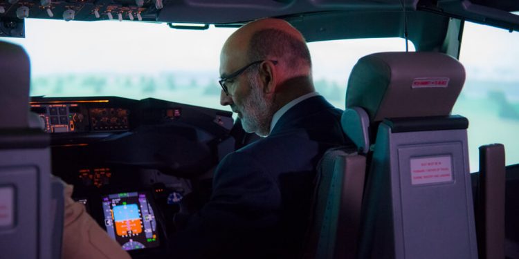 Abril Martorel en la inauguración del simulador de Indra