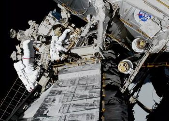 Dos astronautas hacen una salida espacial