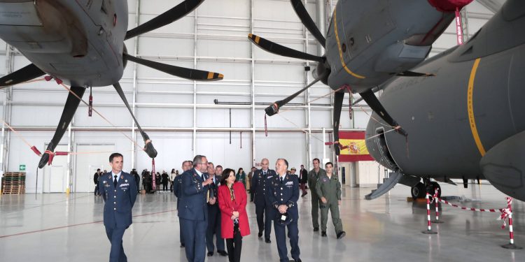 La ministra de Defensa visita un A400M