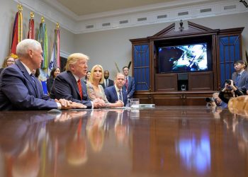 Trump habla con las astronautas
