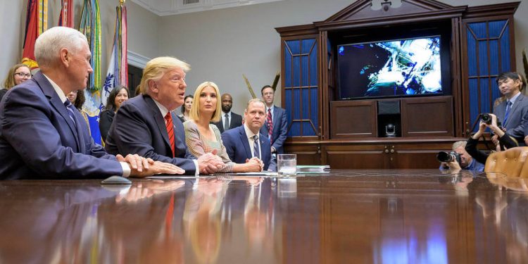 Trump habla con las astronautas