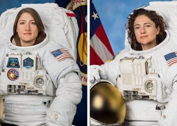 Dos mujeres salen al espacio