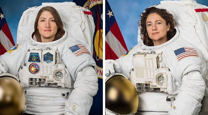Dos mujeres salen al espacio