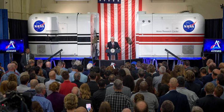 Pence: “La primera mujer que pise la Luna será una astronauta norteamericana”