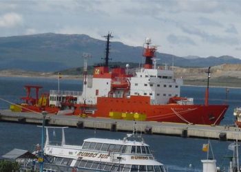 Fomento embarca una estación GNSS en el buque Hespérides con destino a la Antártida