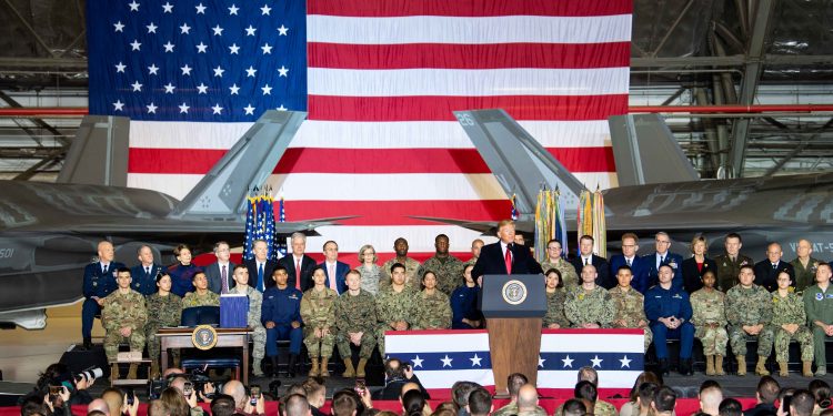 Trump firmó la ley que crea el primer nuevo servicio armado desde 1947: la Fuerza Espacial de EEUU