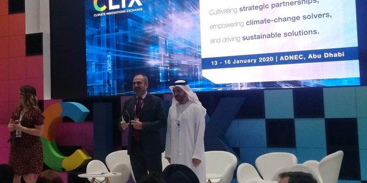 CLIX entrega premio