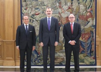 Felipe VI y los representantes de IAG