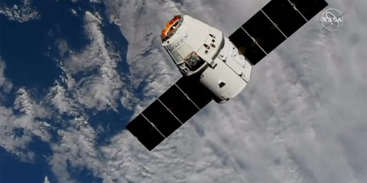 Acercamiento de la nave Dragon