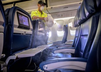 Limpieza de un avión de Delta por el Coronavirus