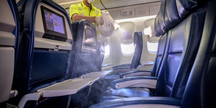 Limpieza de un avión de Delta por el Coronavirus