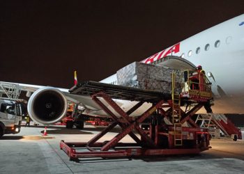El primer avión del Corredor Aéreo Sanitario llegó a España con tres millones de mascarillas