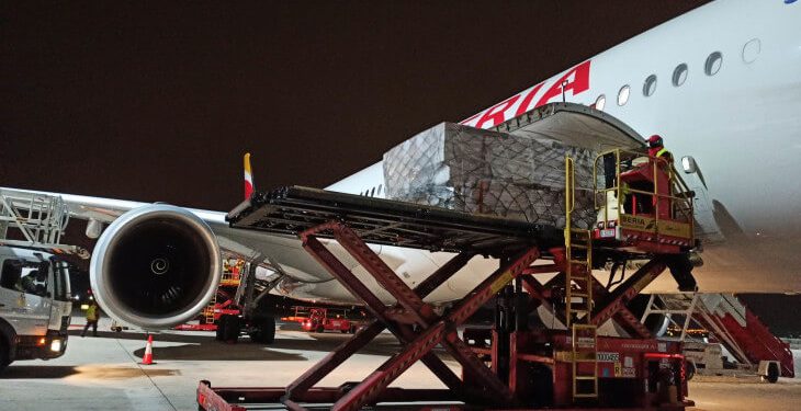 El primer avión del Corredor Aéreo Sanitario llegó a España con tres millones de mascarillas