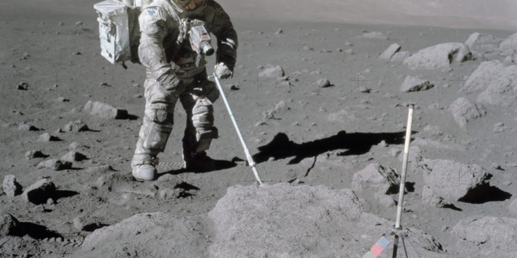 El lugar de aterrizaje del Apolo 17 se encuentra dentro del estrecho valle de Taurus-Littrow,