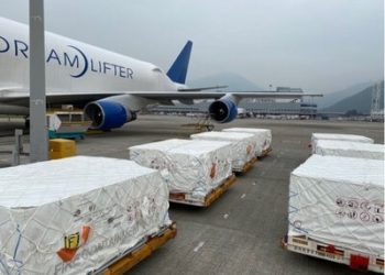 Boeing llevó a EEUU en un Dreamlifter millón y medio de mascarillas