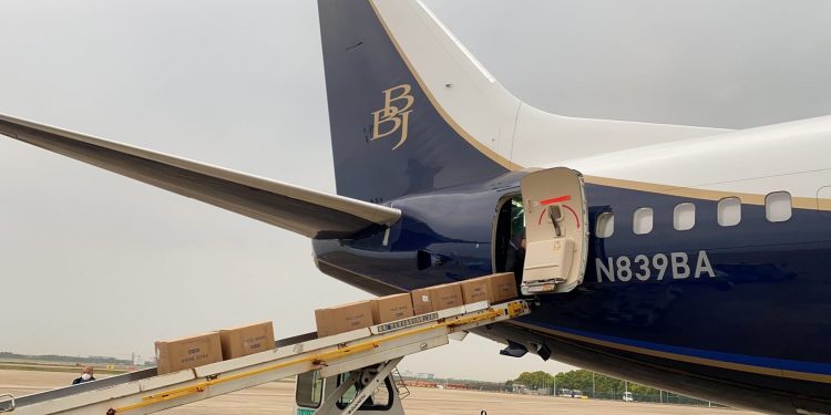 Boeing realiza su primer transporte de equipo sanitario de China a EEUU