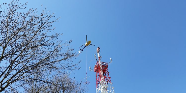 Instalación aérea de la antena de Rohde&Schwarz