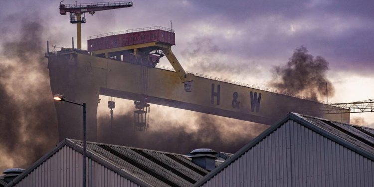 Incendio en la planta de Bombardier en Belfast. Foto de Belfast Telegraph