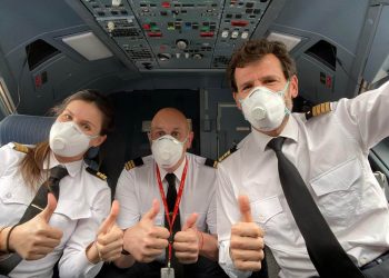 Pilotos de Iberia con mascarilla
