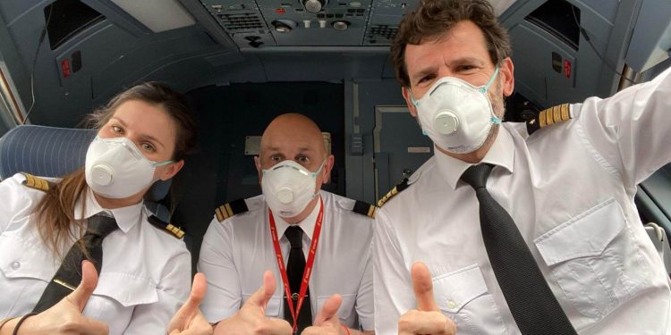Pilotos de Iberia con mascarilla
