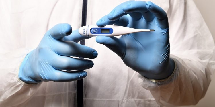 España empieza a tomar la temperatura a los pasajeros al llegar a los aeropuertos