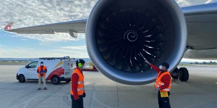 Operarios de Iberia Mantenimiento realizan sus labores de MRO