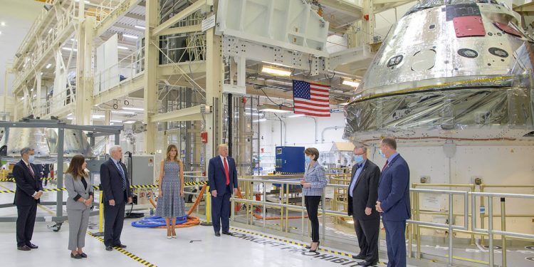 Trump y Pence asisten en Cabo Kennedy al aplazamiento del lanzamiento de Demo-2
