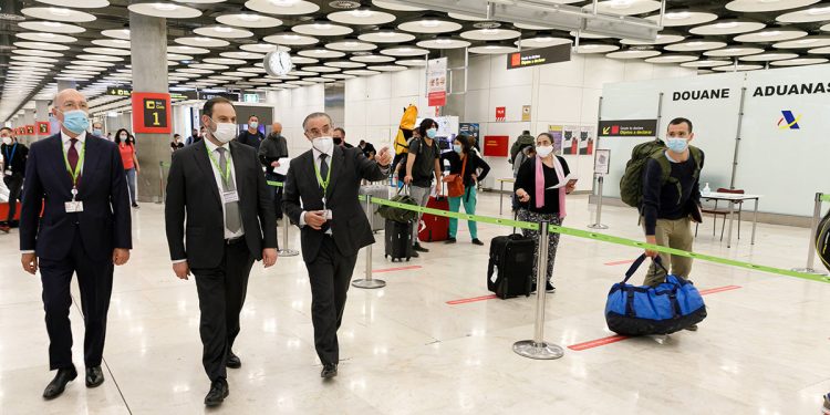 Ábalos supervisa en Barajas las medidas de prevención y control del Covid-19