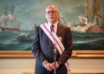 Robles condecora al ex secretario de Estado con la Gran Cruz del Mérito Militar