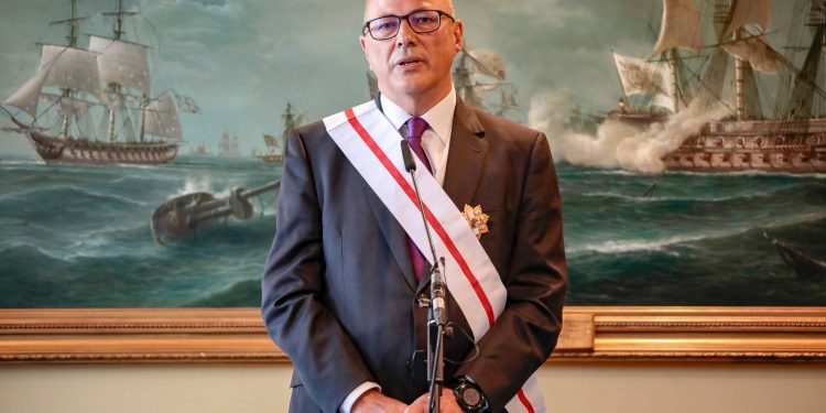 Robles condecora al ex secretario de Estado con la Gran Cruz del Mérito Militar