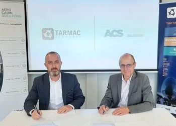 De izquierda a derecha, Laurent Dental (CEO de ACS) y Patrick Lecer (CEO de Tarmac Aerosave).