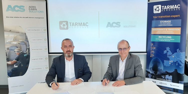 De izquierda a derecha, Laurent Dental (CEO de ACS) y Patrick Lecer (CEO de Tarmac Aerosave).