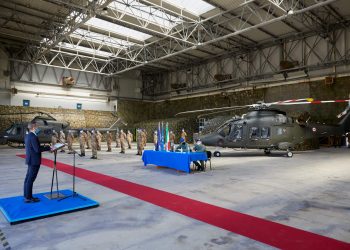 Leonardo entrega el primer helicóptero de entrenamiento básico AW169 al ejército italiano