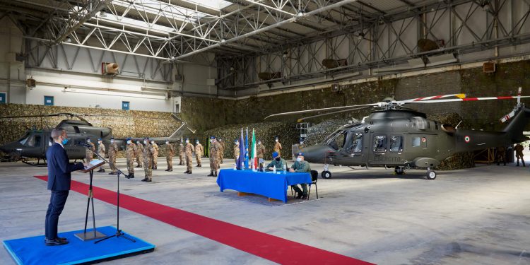 Leonardo entrega el primer helicóptero de entrenamiento básico AW169 al ejército italiano