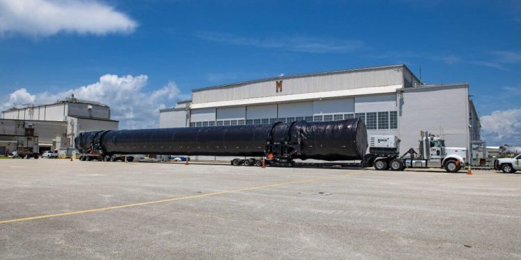 El cohete Falcon 9 para la misión SpaceX Crew-1 de la Nasa llega a Florida