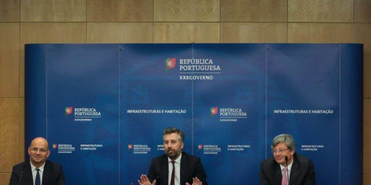 Los ministros de Estado y Finanzas, João Leão, e Infraestructura y Vivienda, Pedro Nuno Santos, y el secretario de Estado de Hacienda, Miguel Cruz.