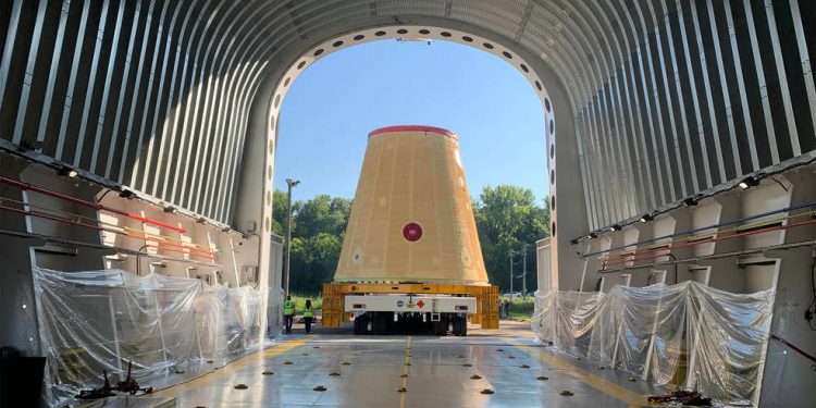 Cargan la última pieza de hardware del cohete SLS de Artemisa I en la barcaza para su viaje al Centro Kennedy