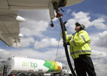 Air bp y Neste incrementan la producción de combustible sostenible para la aviación